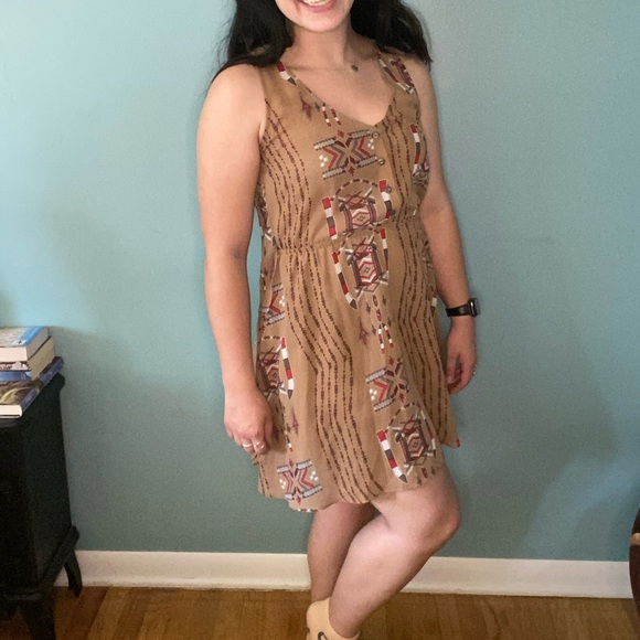 Brown dress with intricate pattern - Picture 3 of 3